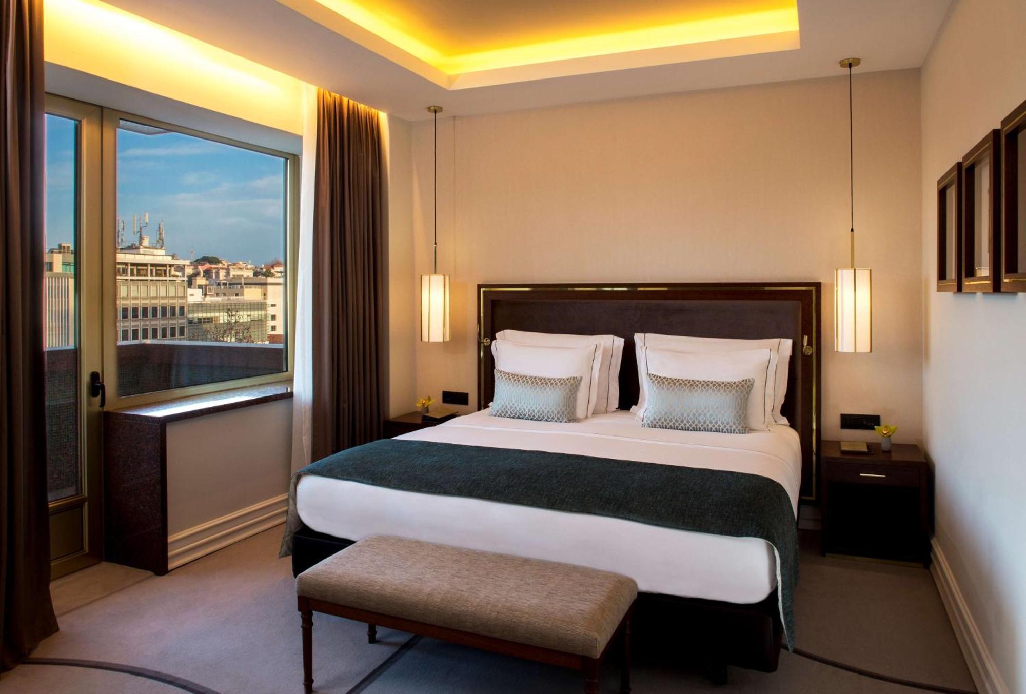 ホテル チボリ アヴェニーダ リベルダーデ リスボン エクステリア 写真 A bedroom at the Four Seasons Hotel, London