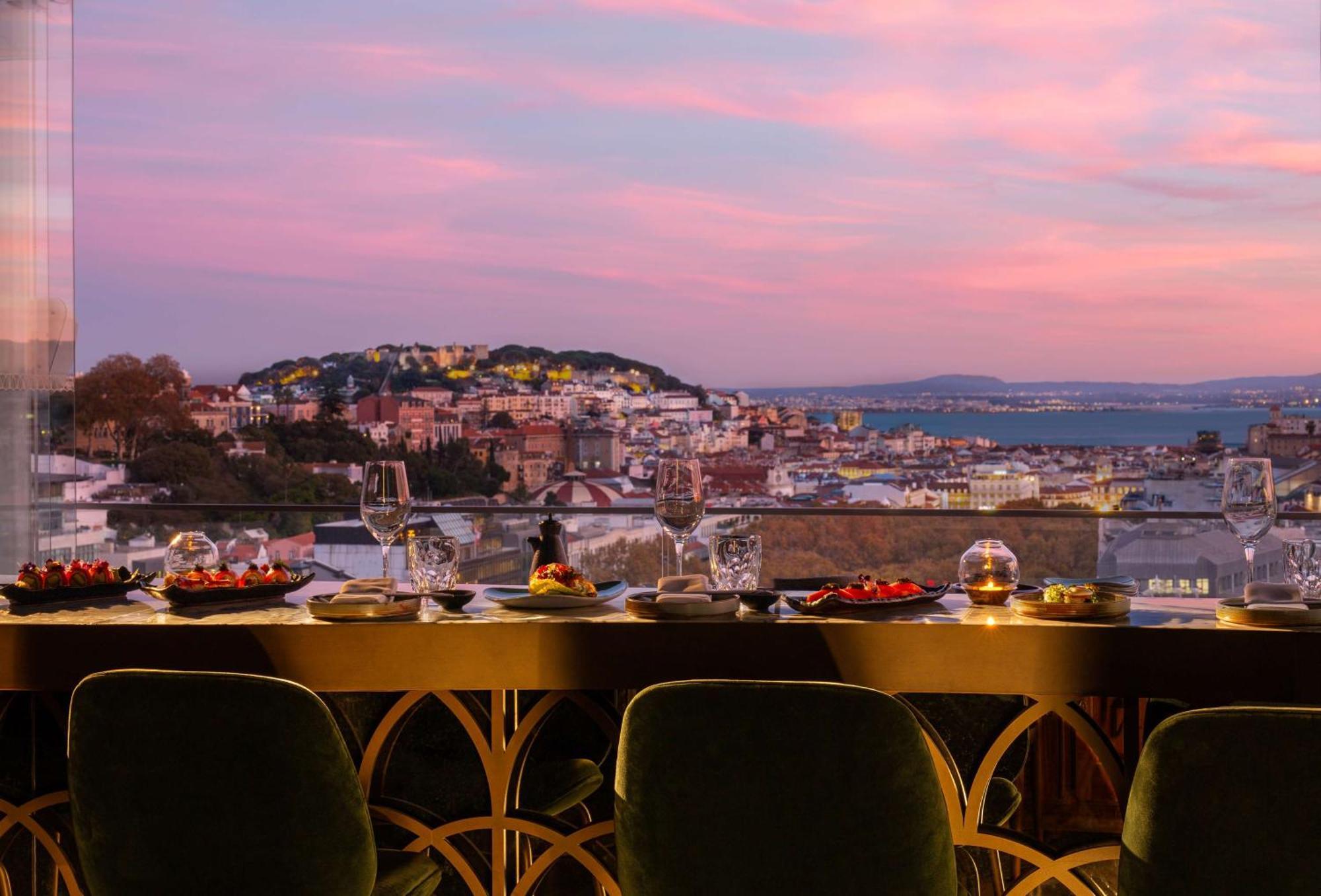 ホテル チボリ アヴェニーダ リベルダーデ リスボン エクステリア 写真 View from the rooftop bar