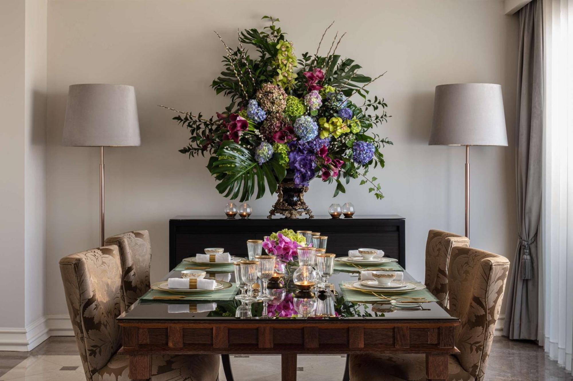 ホテル チボリ アヴェニーダ リベルダーデ リスボン エクステリア 写真 A dining room table set for a meal