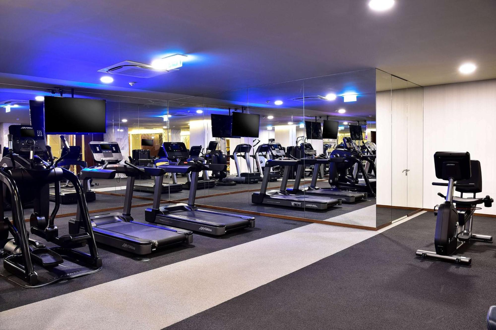 ホテル チボリ アヴェニーダ リベルダーデ リスボン エクステリア 写真 The gym at the hotel
